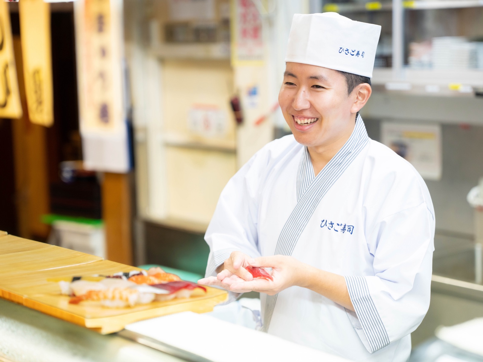 寿司を握る板前