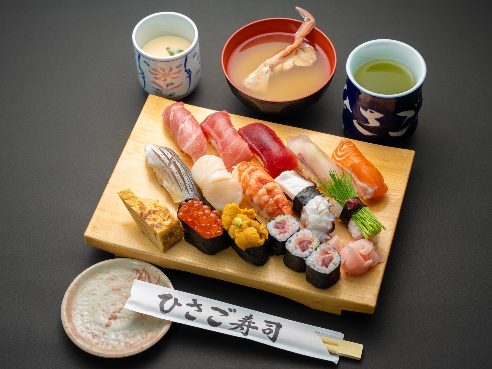寿司の盛り合わせと茶碗蒸し・カニ汁